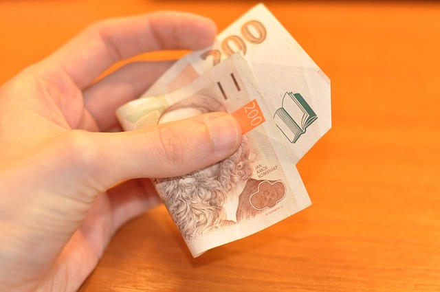 200 kč v ruce