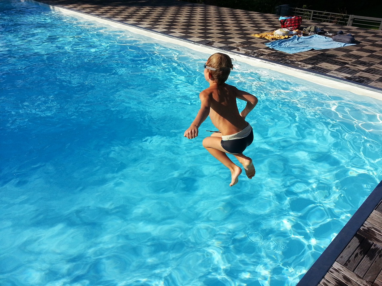 Syn miluje bazén. 